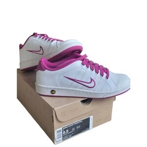 Nike Women's Sneakers in White and Pink